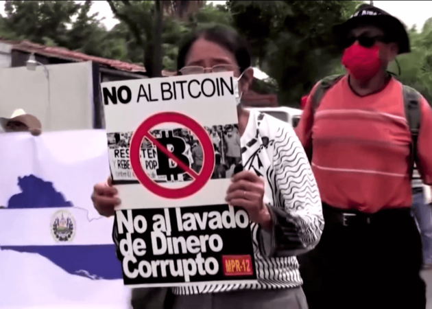 El Salvador in piazza contro il bitcoin