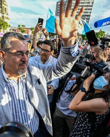 In Guatemala vince il socialdemocratico Arevalo