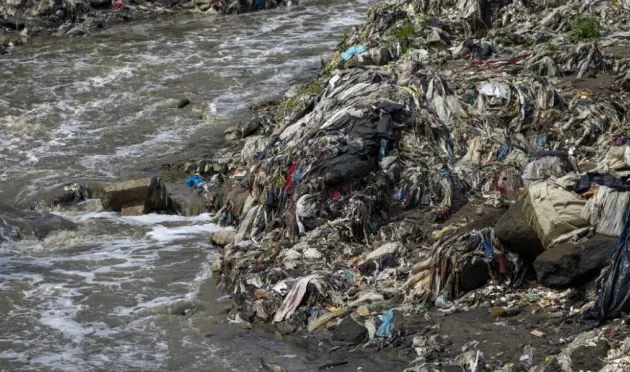Il fiume dei rifiuti in Guatemala