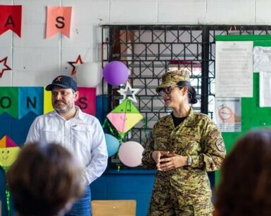 Ispezioni militari nelle scuole di El Salvador