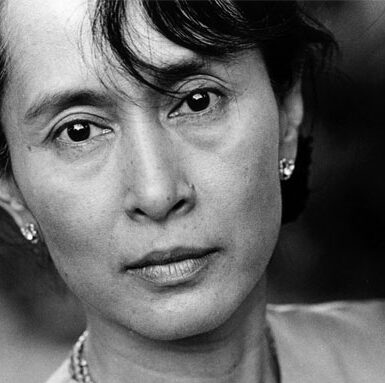 Myanmar, Aung San Suu Kyi ai domiciliari